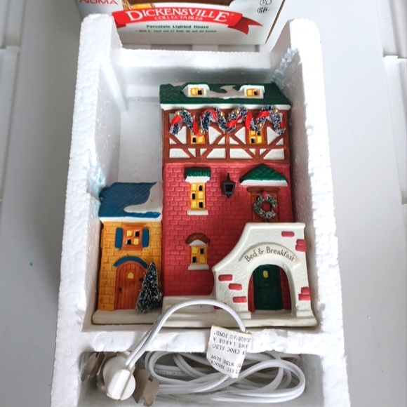Vintage 1997 Dickensville Porcelain Lighted Christmas Village Bed & Breakfast - Picture 5 of 8